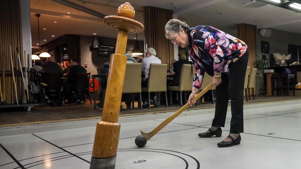 Annie Beemsterboer 82 Denkt Na Zestig Jaar Kolfsport Nog Niet Aan